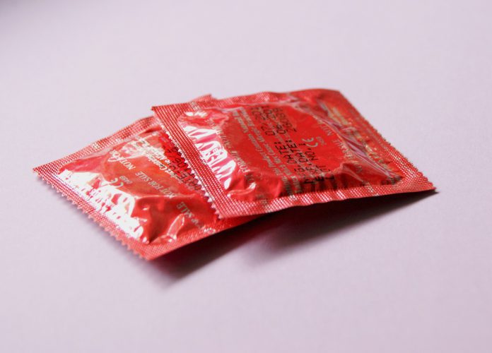 To røde kondomer på bord