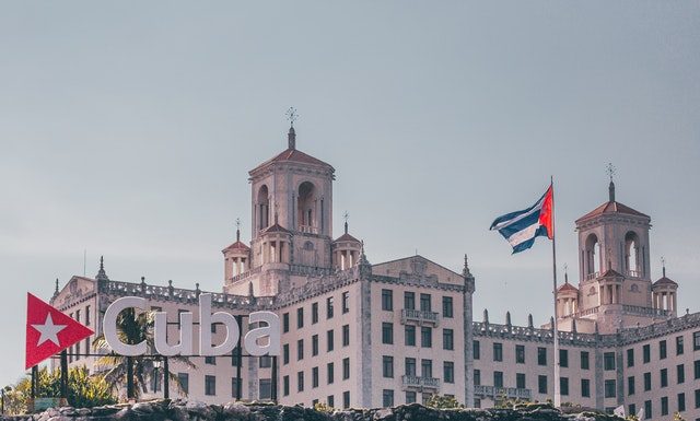 Sådan kommer du billigt på ferie til Cuba eller Caribien