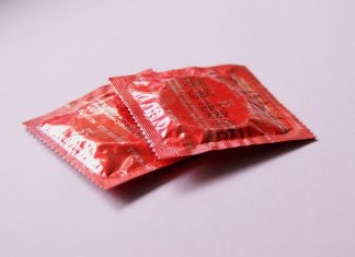 To røde kondomer på bord